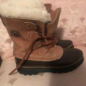 CUTE WOMANS SOREL WINTER BOOTS